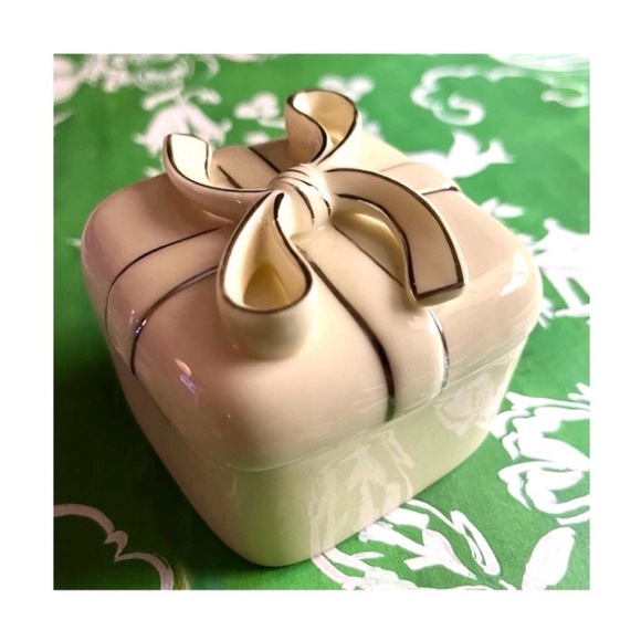 Vintage Porcelain Trinket/Ring Box with Bow Topped Lid - Picture 1 of 12